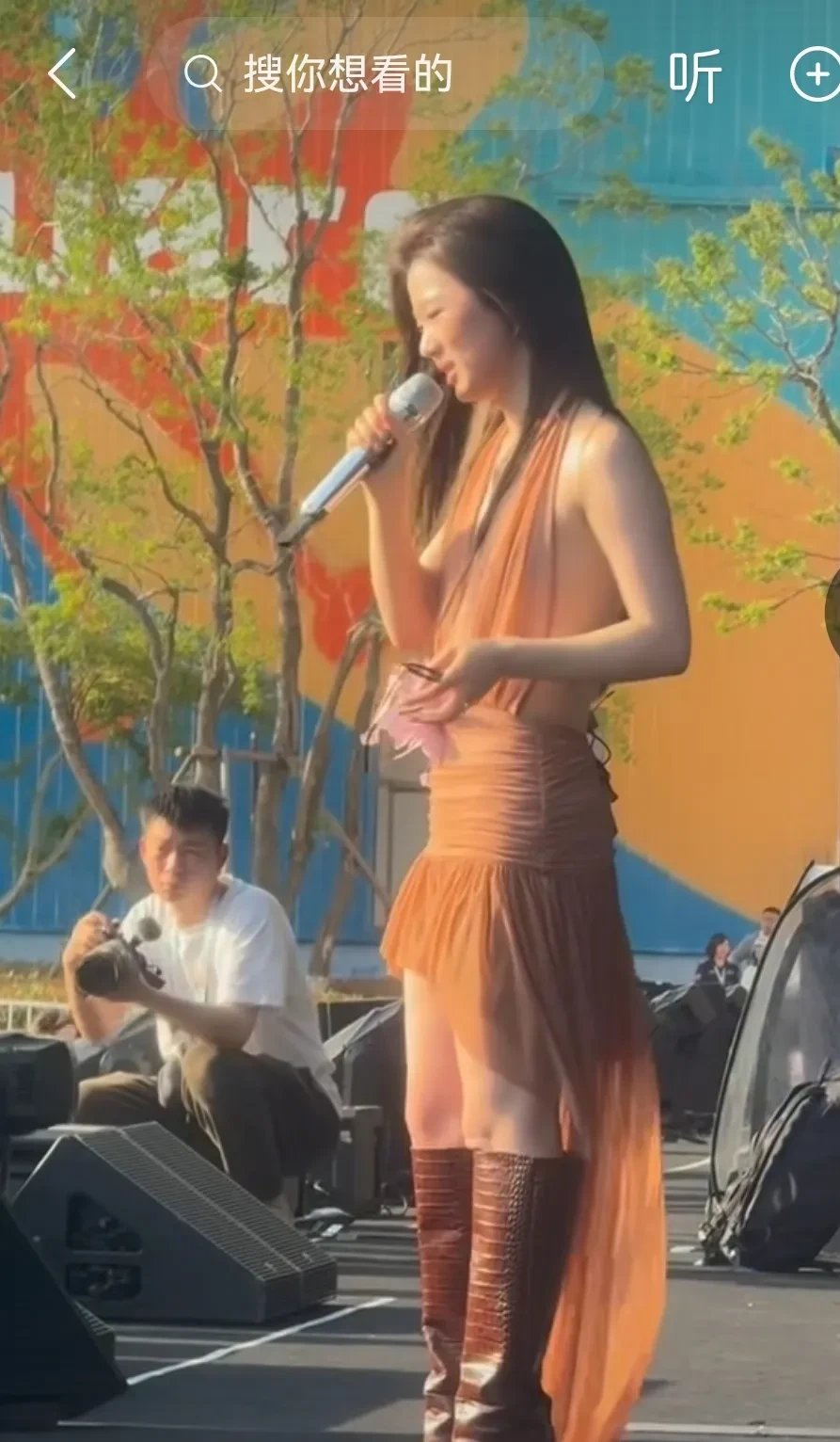 你看那照片,胸不大,腿也有点粗,到底是谁给她打的气儿啊?