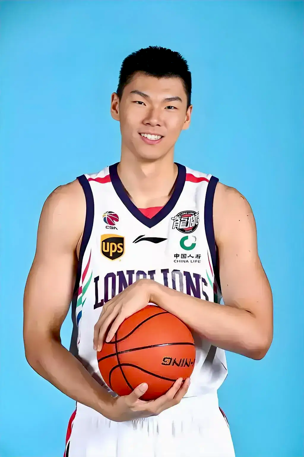 出篮球天赋,北大i,清华i等名校纷纷邀请他加入,父母也因为身高问题