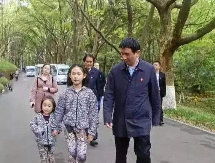 王效芝和老婆王伟有两个超萌的闺女,一家子经常一块儿出去玩,享受甜蜜