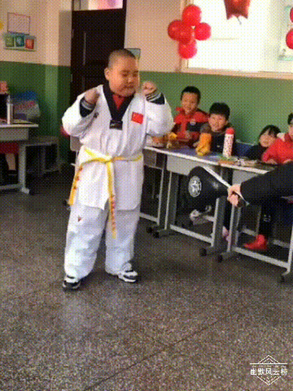 小胖:叫你抬高点咋又放低了呢?