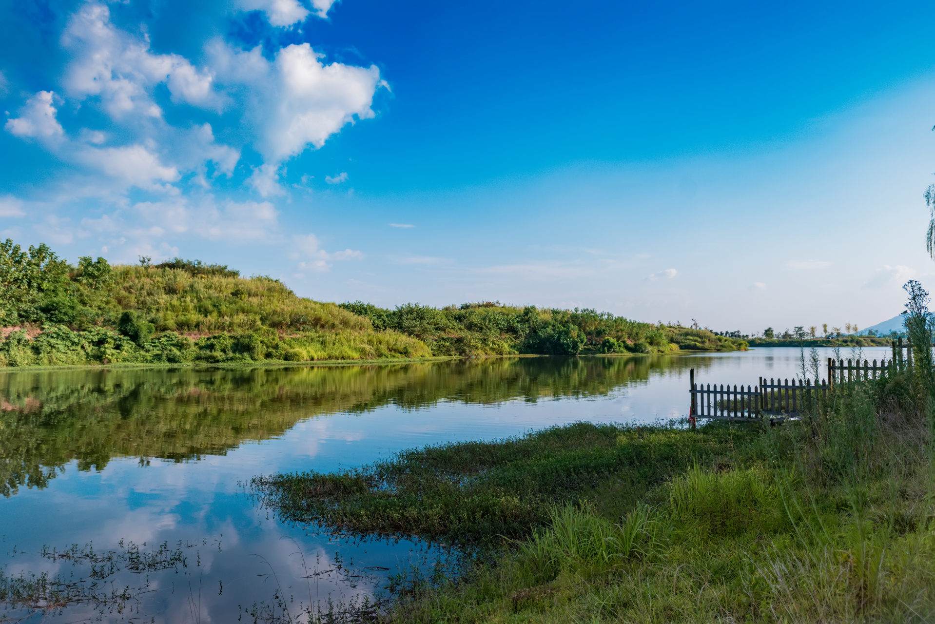 这里的风景如诗如画,仿佛是大师的笔下之作,让人陶醉其中.
