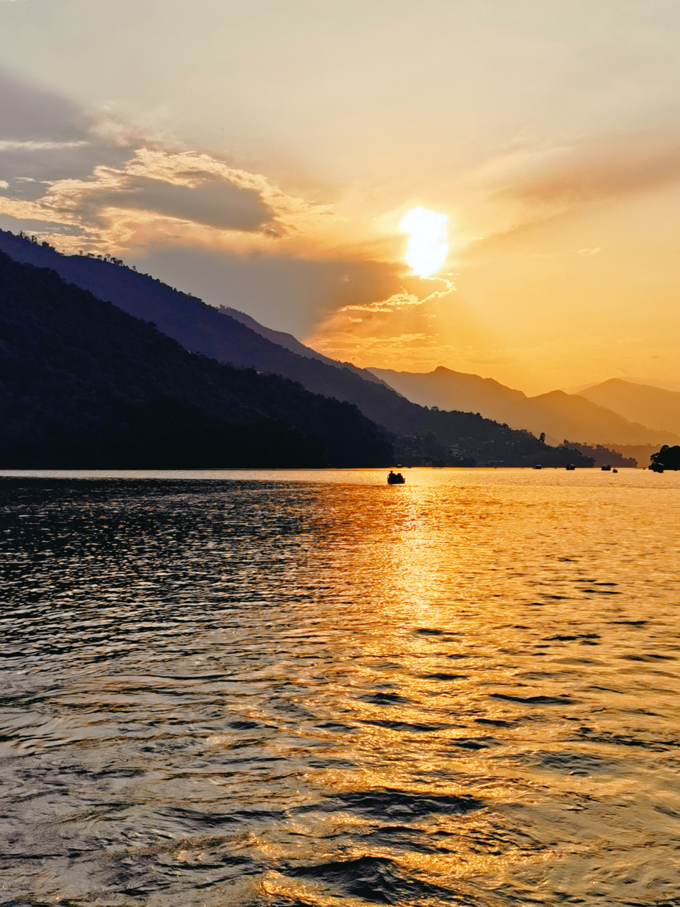 水天一色逐寒鸦  95在尼泊尔博卡拉,被山色空蒙,水光潋滟的费瓦湖圈