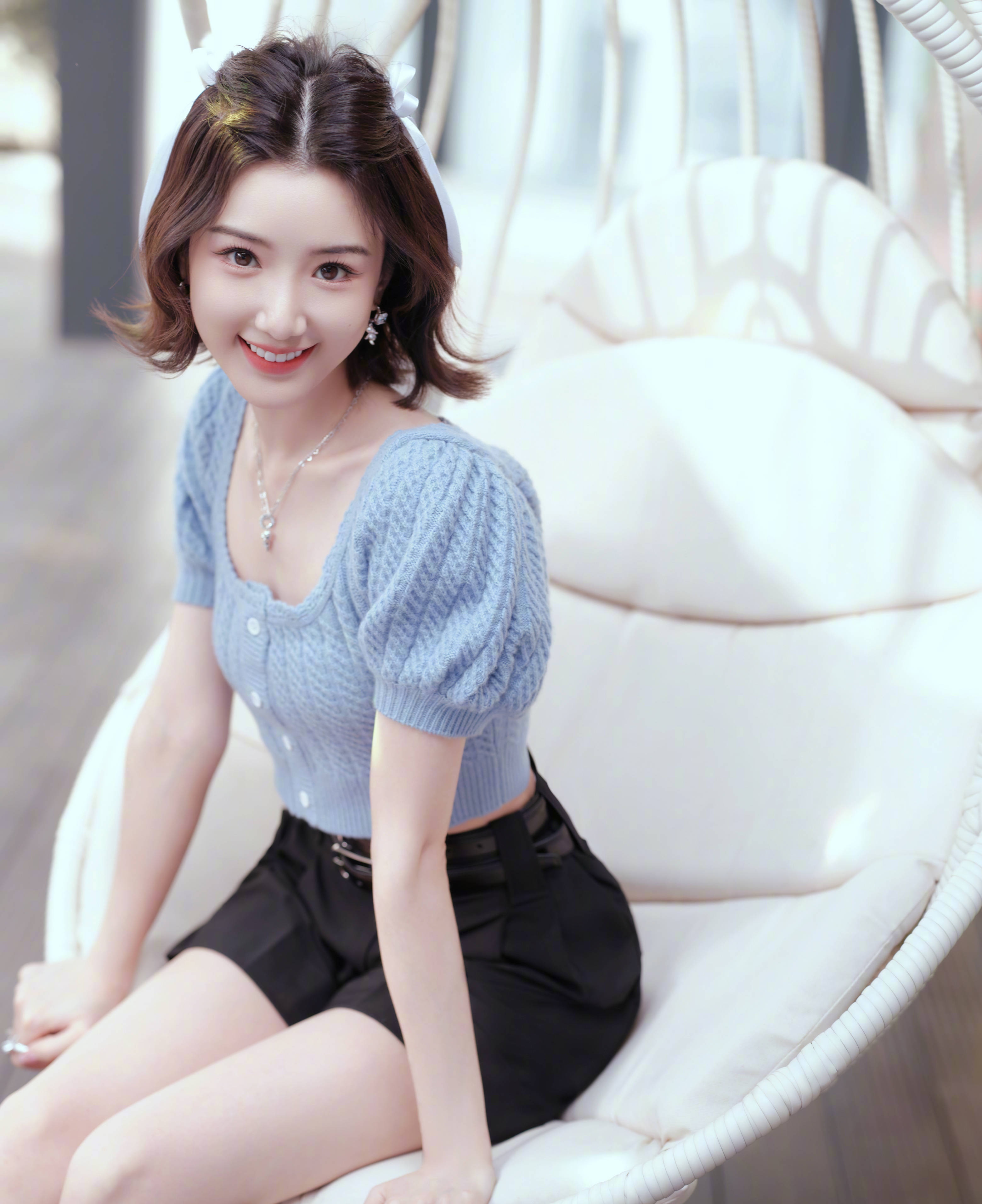 孟子义跟敖瑞鹏没有关系,就是单纯的同事. 2.