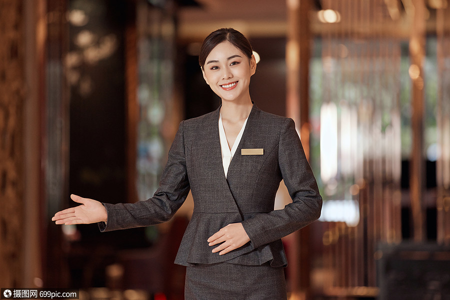 服务员发现后,立即报告给了这位副经理.