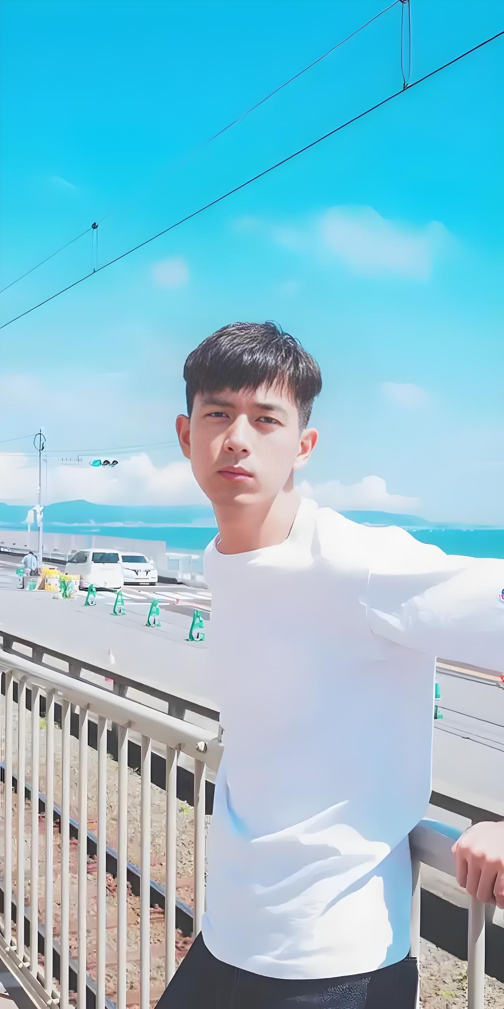 李现,曾用名李晛,湖北省咸宁人,中国内地影视男演员,毕业于北京电影