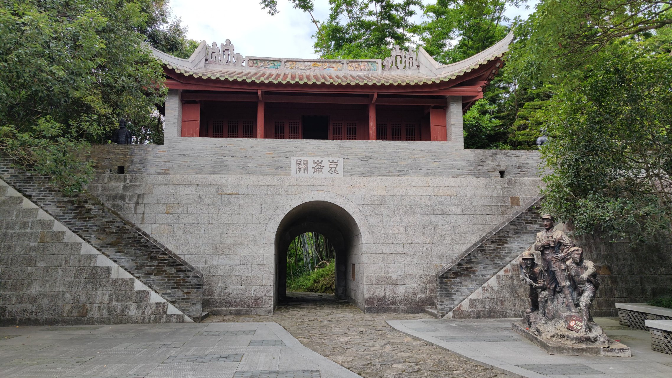 在广西壮美的山水之间,昆仑关战役的硝烟早已散去,然而这场战役的壮烈