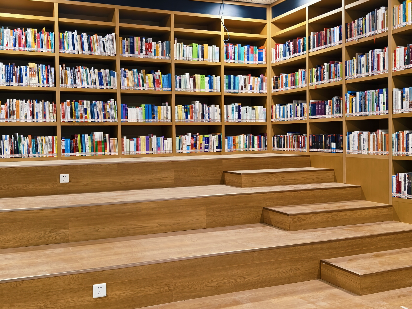 每次踏入图书馆的那一刻,我仿佛穿越到了一个静谧而神秘的国度