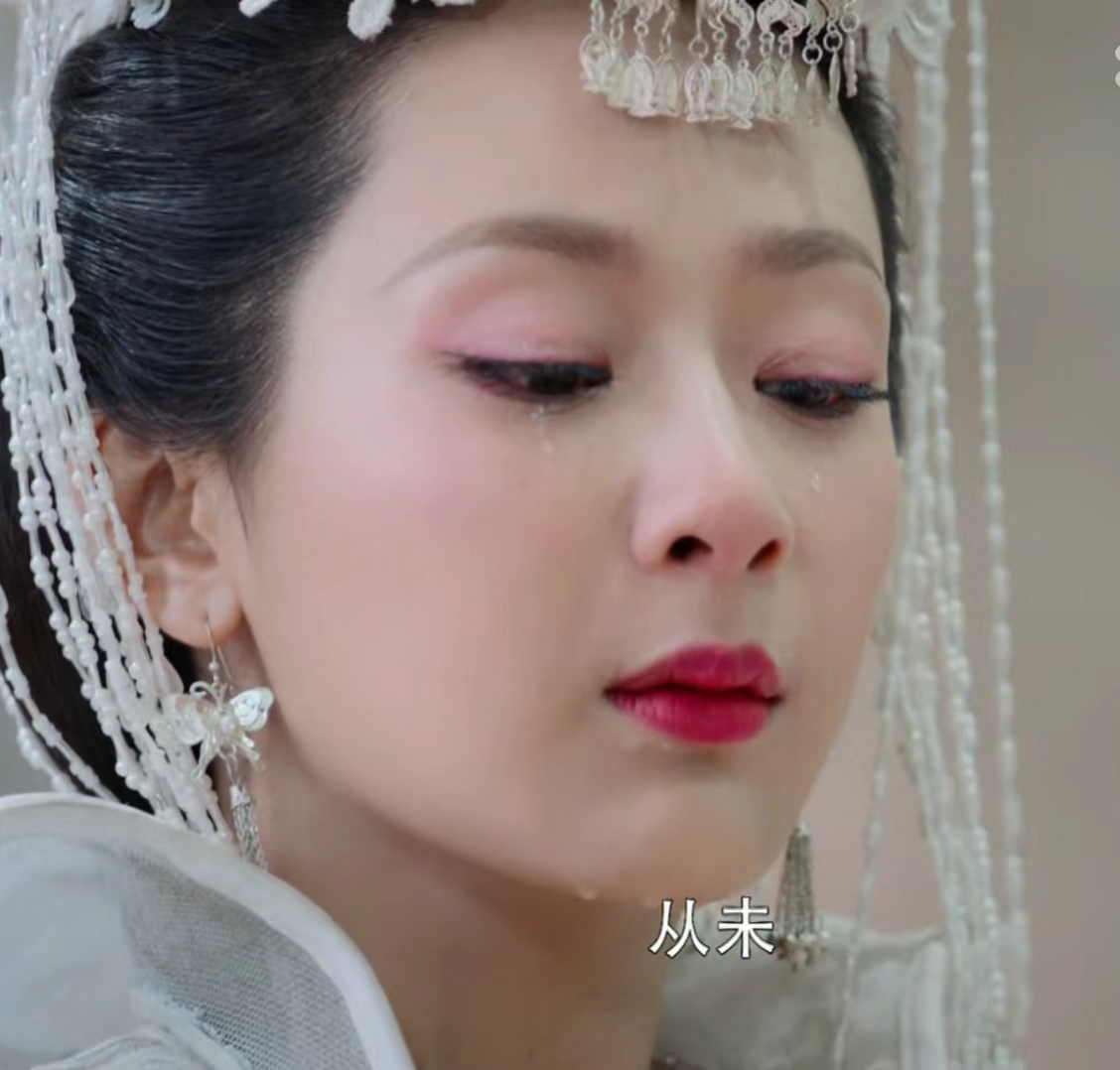 杨紫在《香蜜沉沉烬如霜》中饰演的锦觅角色,可谓是其演技的高光时刻