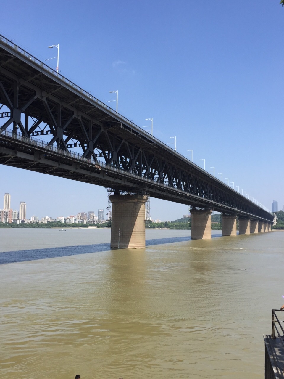 武汉长江大桥位于湖北省武汉市境内连接汉阳区与武昌区的过江通道