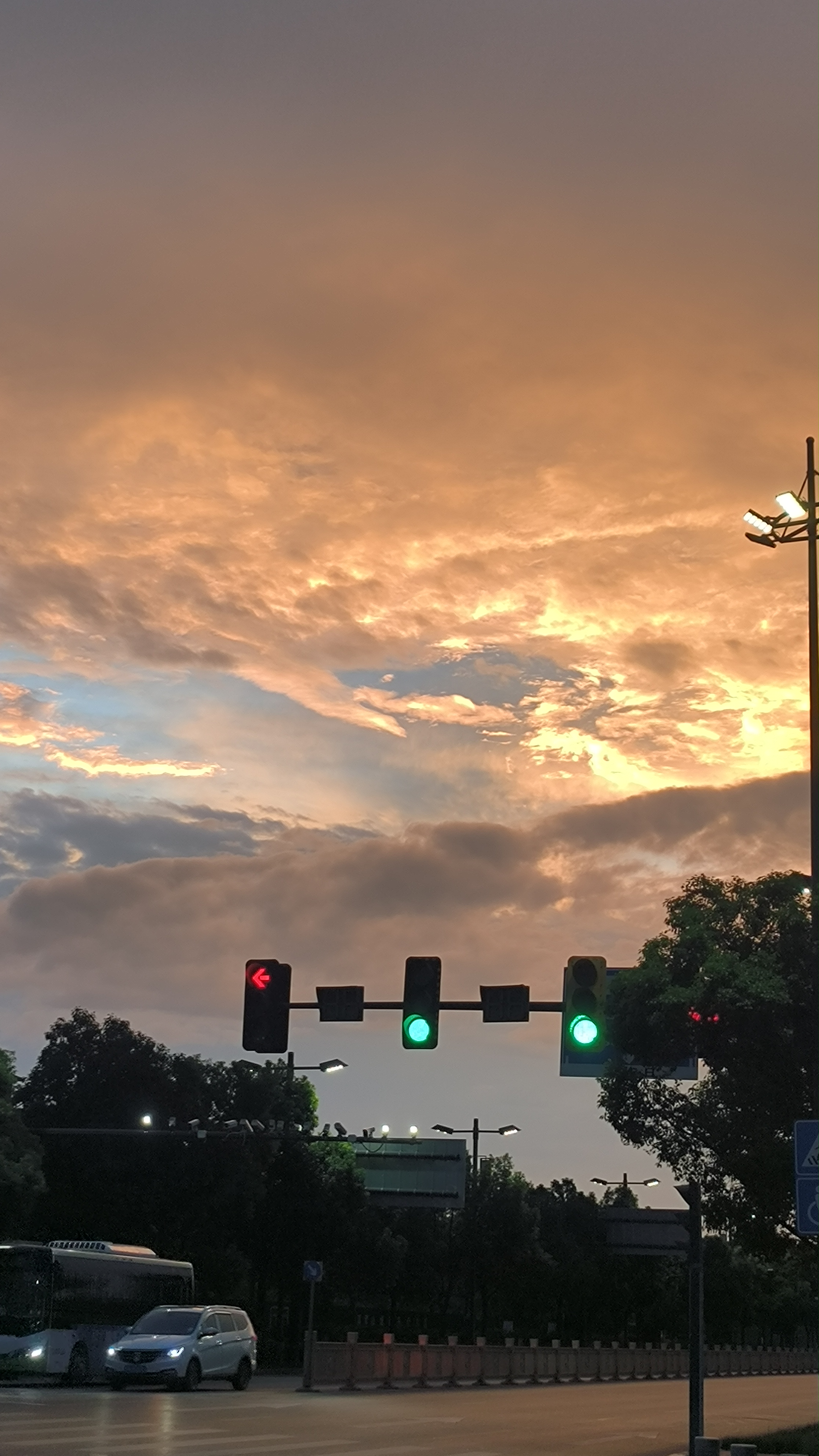 夕阳下的城市路口,生活气息浓厚.