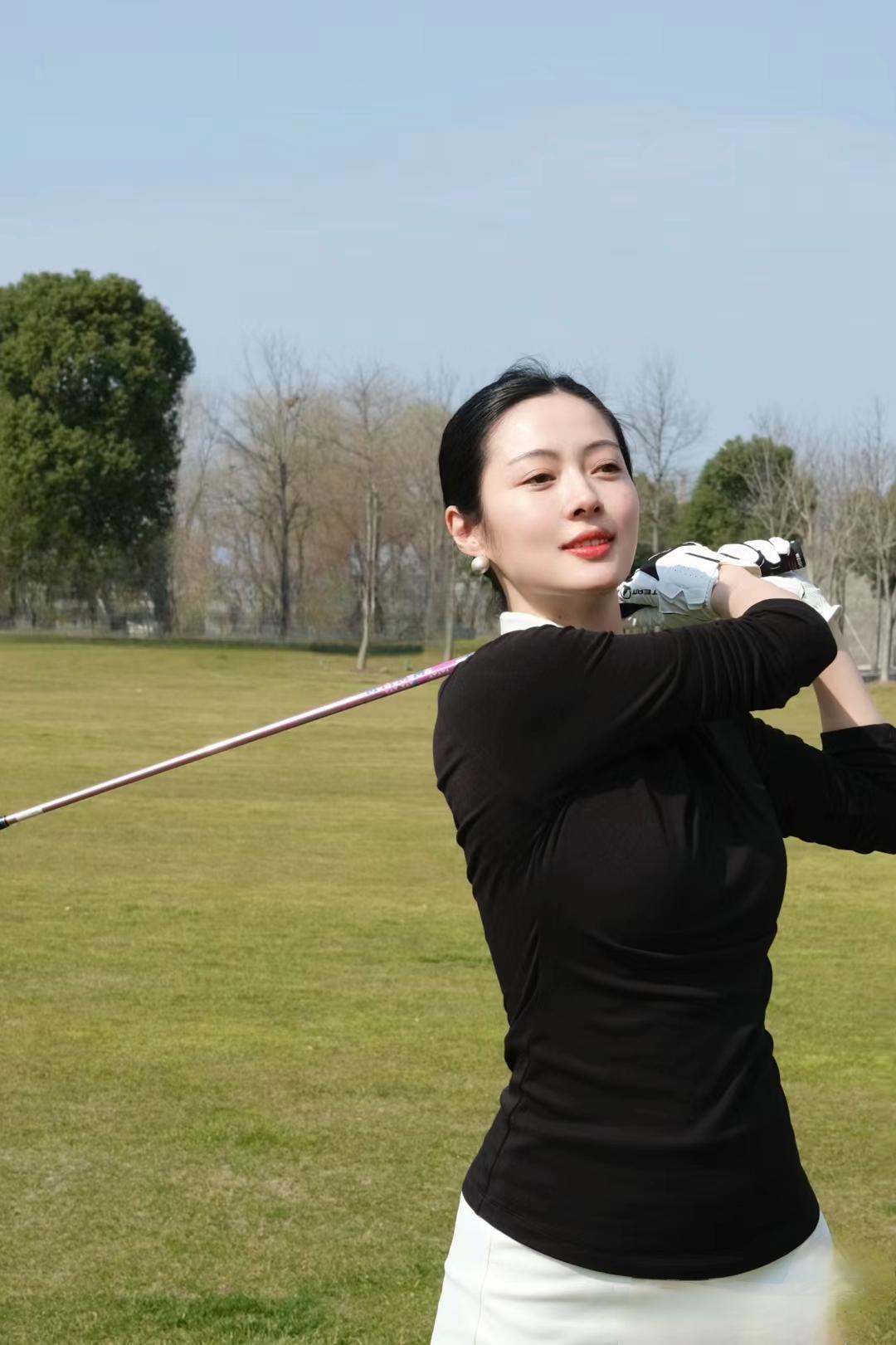 打高尔夫的女生,气质都这么好吗?