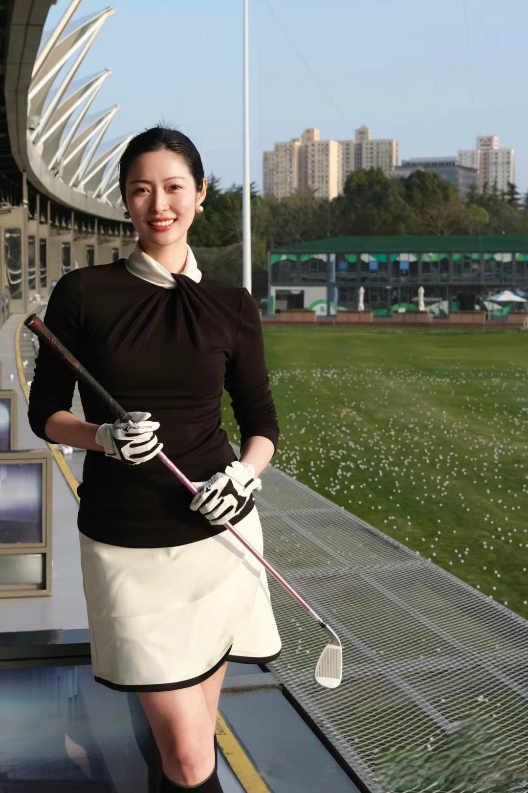 我要上热门# #热点引擎计划# #动态创作月高尔夫气质美女女生打
