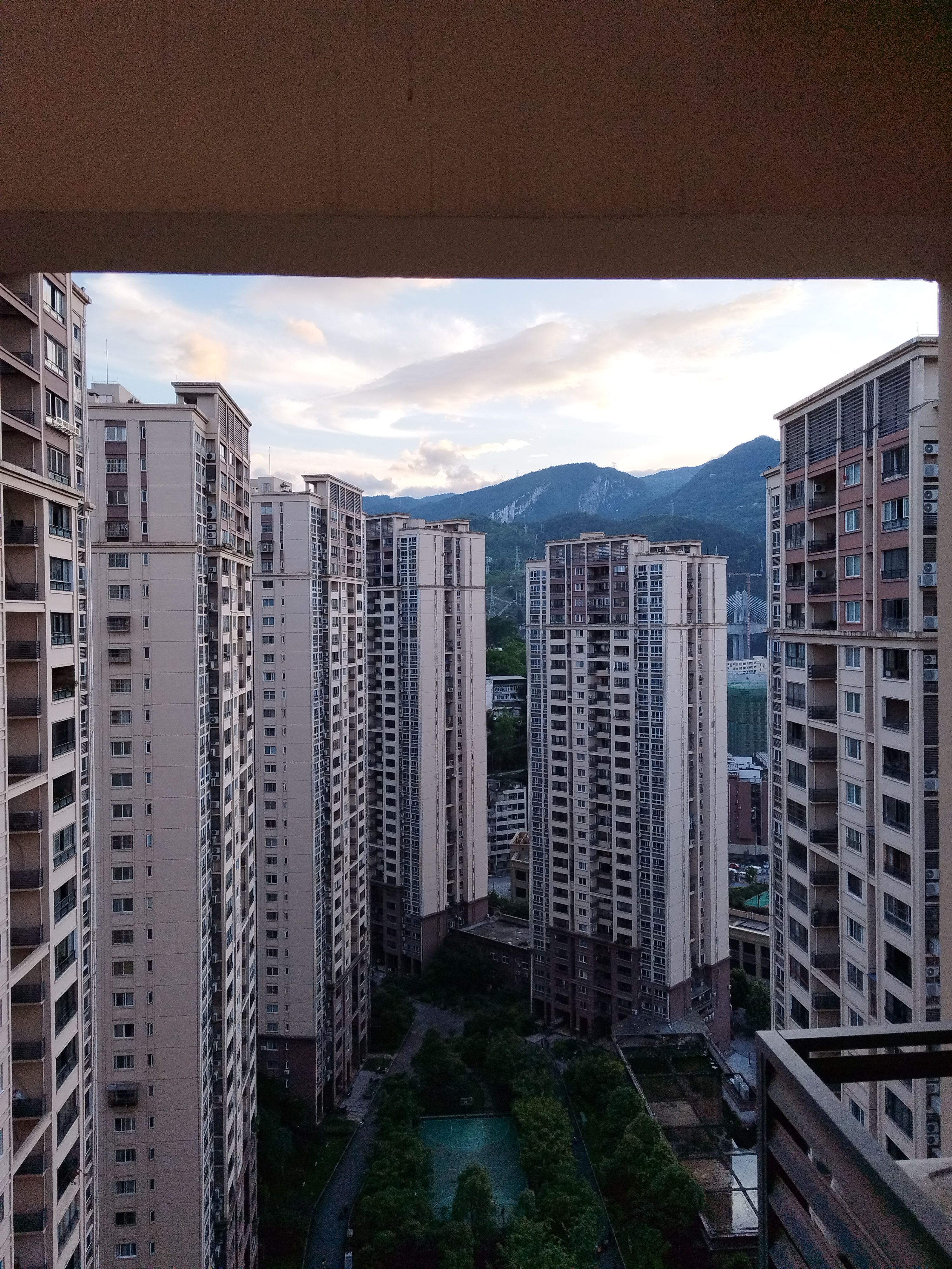 每一栋楼都像是城市的守护者,默默见证着这里的变迁