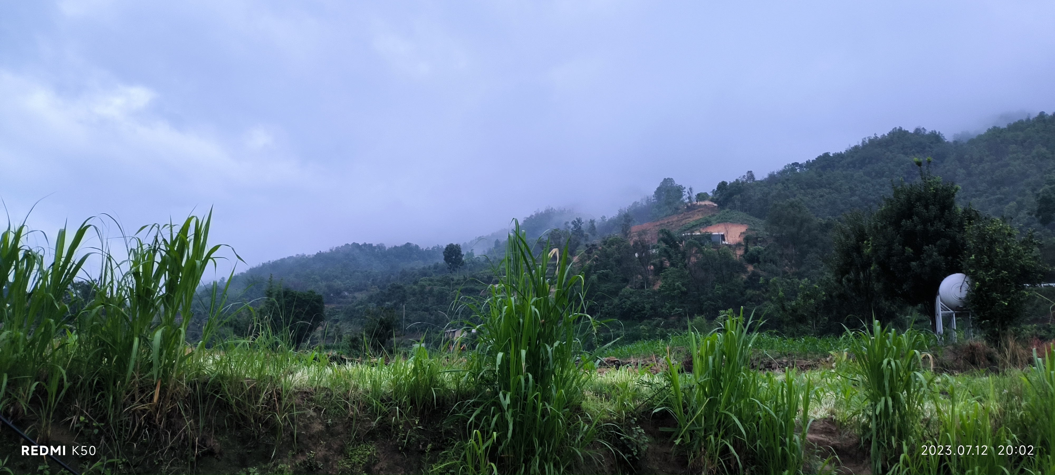 雨后大山图片