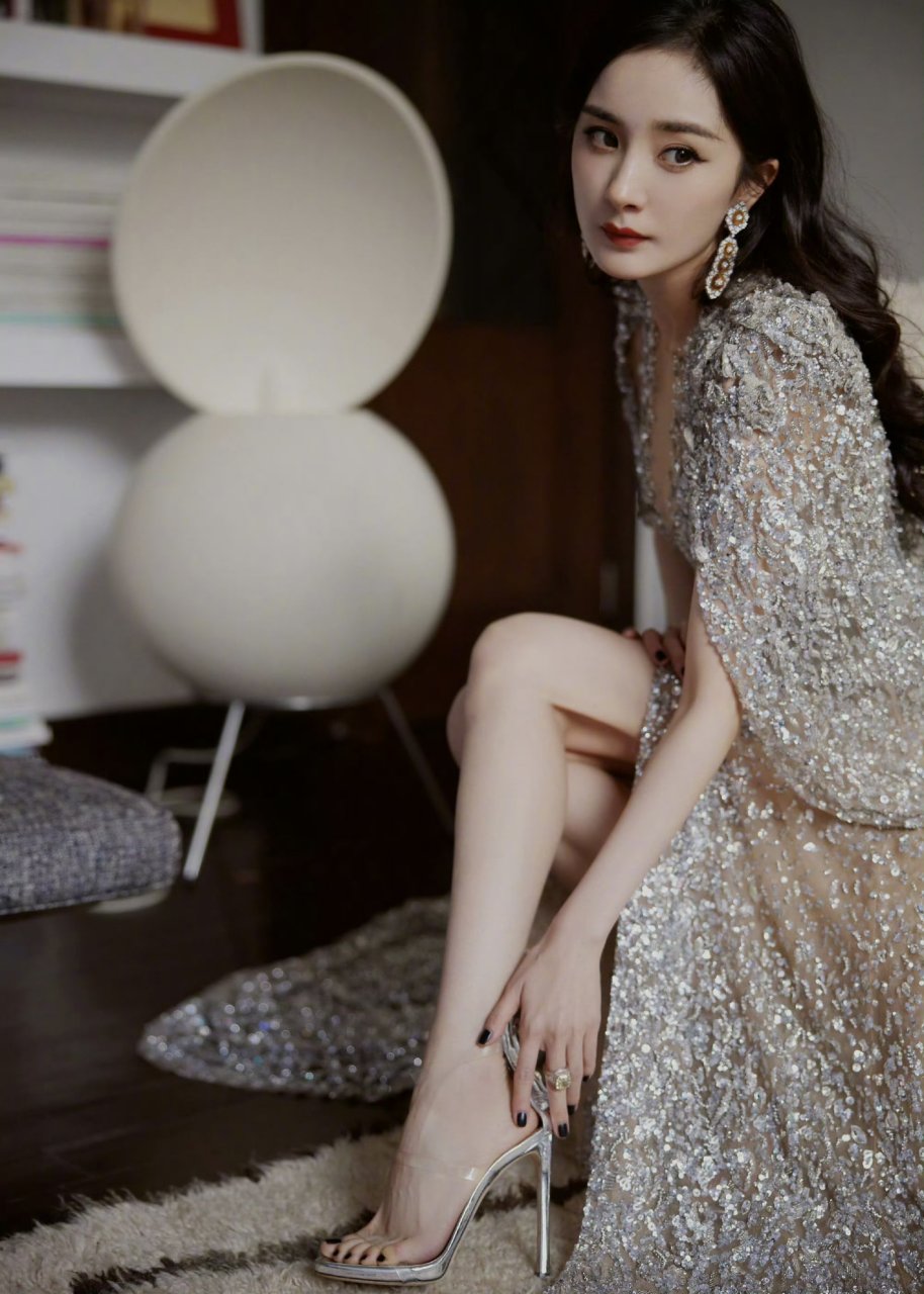 这件长裙的设计独具匠心,无论是色彩还是剪裁,都完美地展现了杨幂的