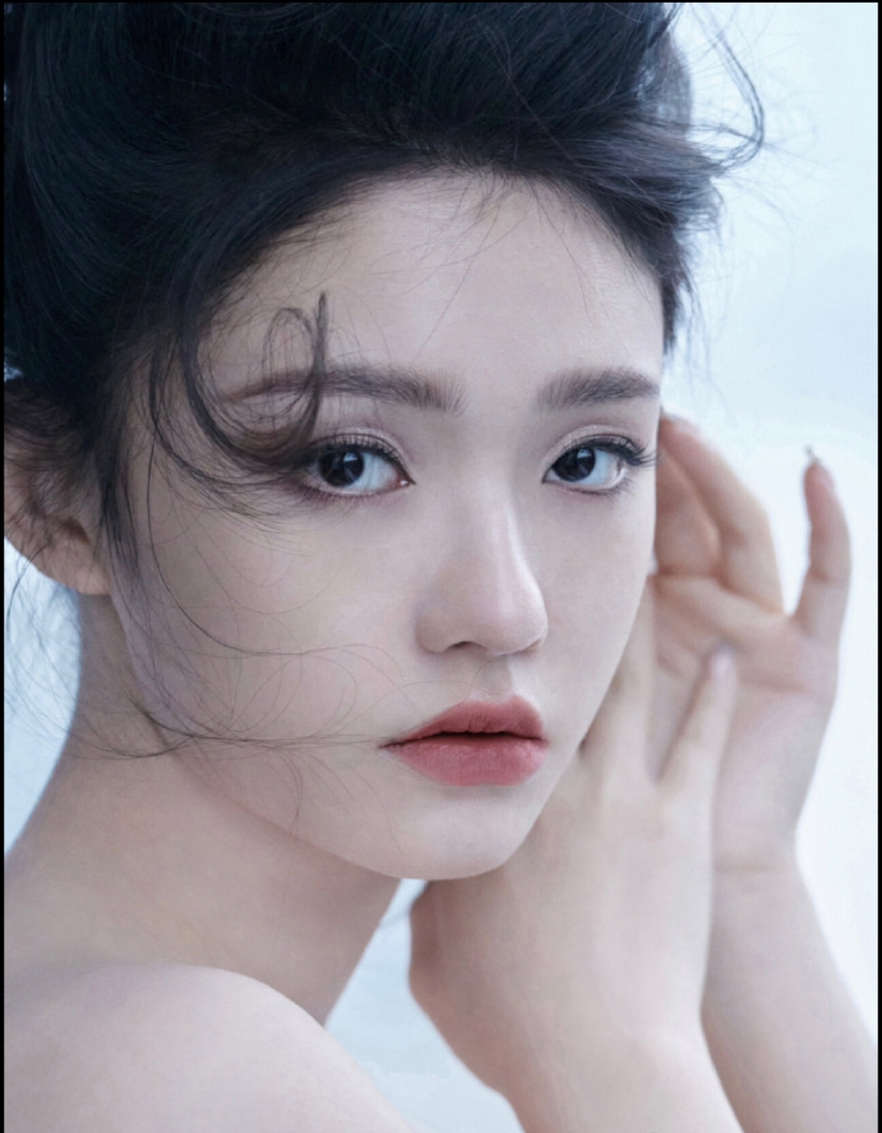 林允有自己独特的美,就像这个年轻的女孩,她的瓜子脸和大眼睛让人印象