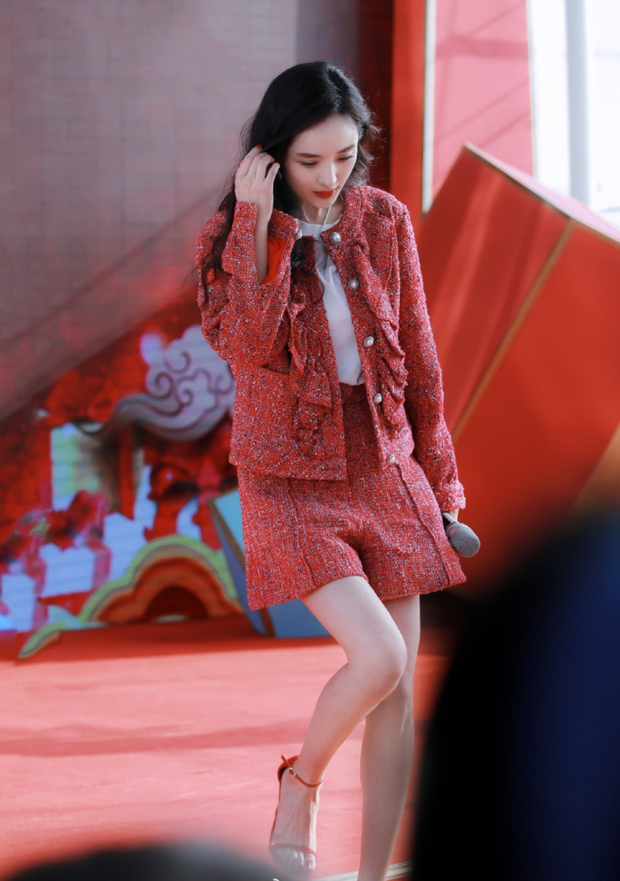 杨幂火红毛衣配性感短裙,瞬间变身冬日女神!