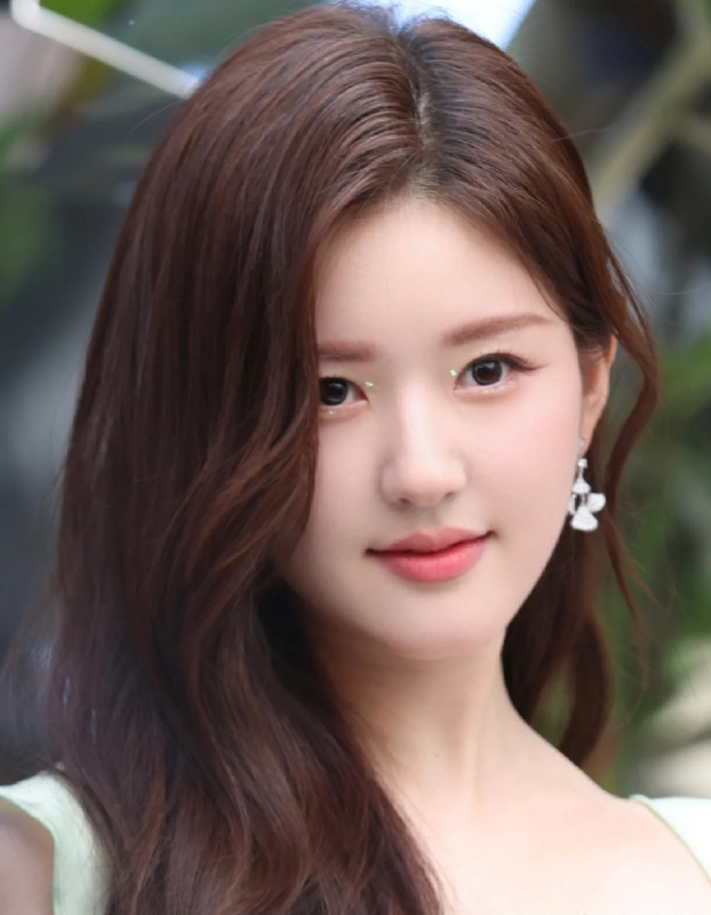 夏日的微风,轻拂着赵露思的长发,她微笑着,仿佛在诉说着什么.