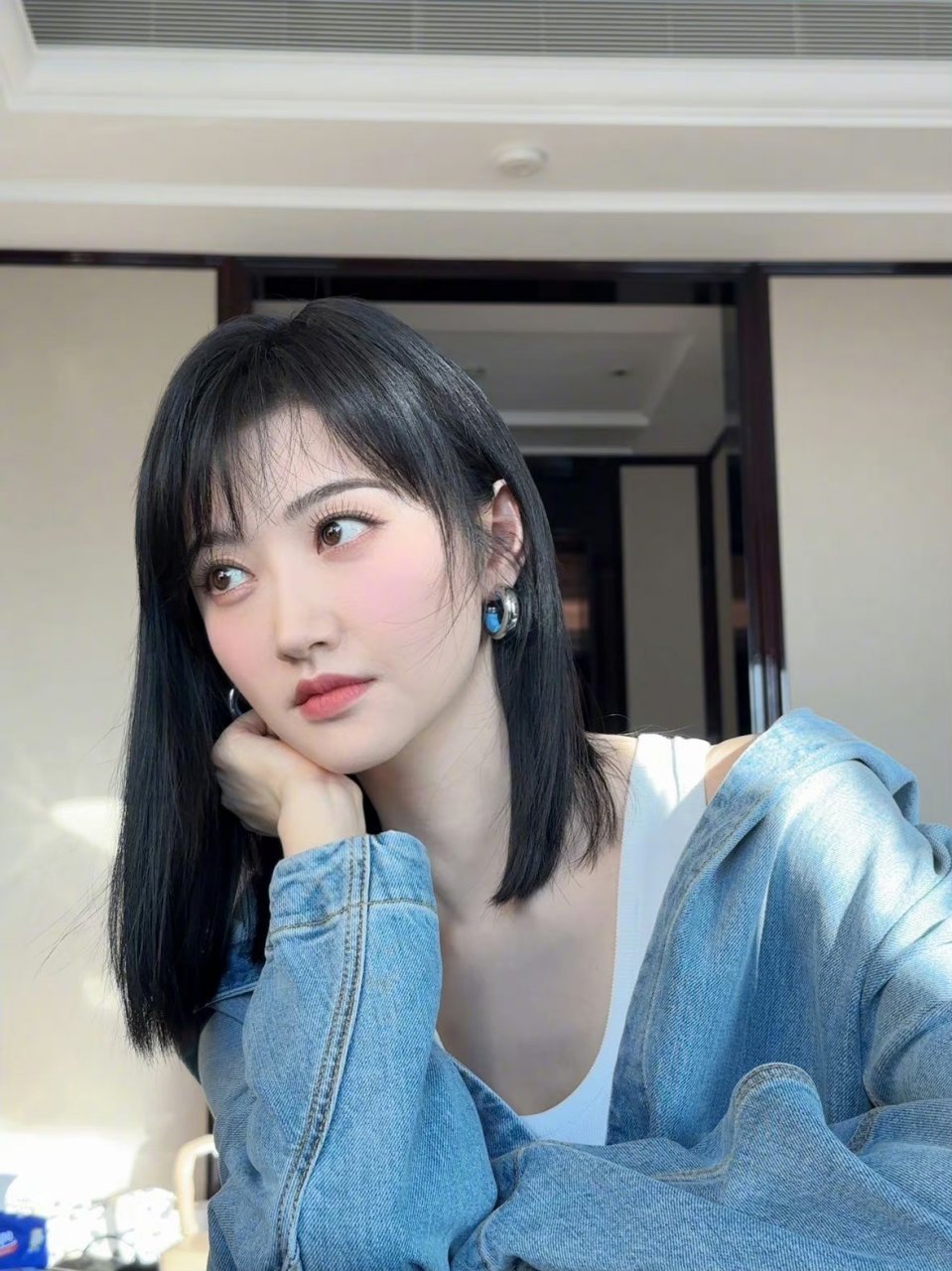 景甜身穿牛仔外套,内搭白色t恤,齐肩短发随风飘动,侧脸出镜,仿佛看到