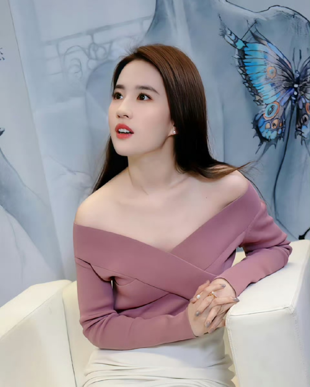 刘亦菲这套紫色露肩装,身材纤细,皮肤洁白,尽显一个明星的风范