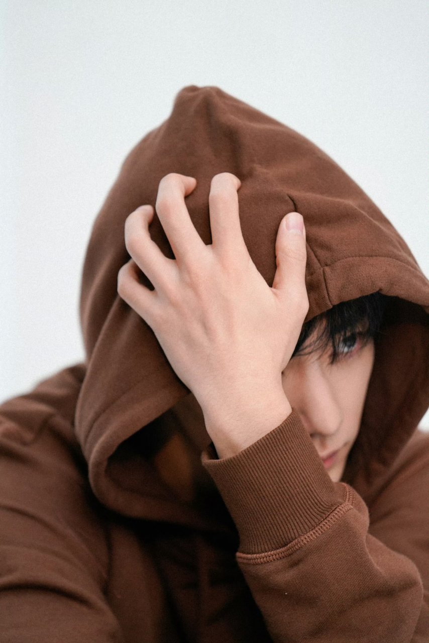 棕色卫衣搭配空气刘海,肖战这忧郁气质让人心动.