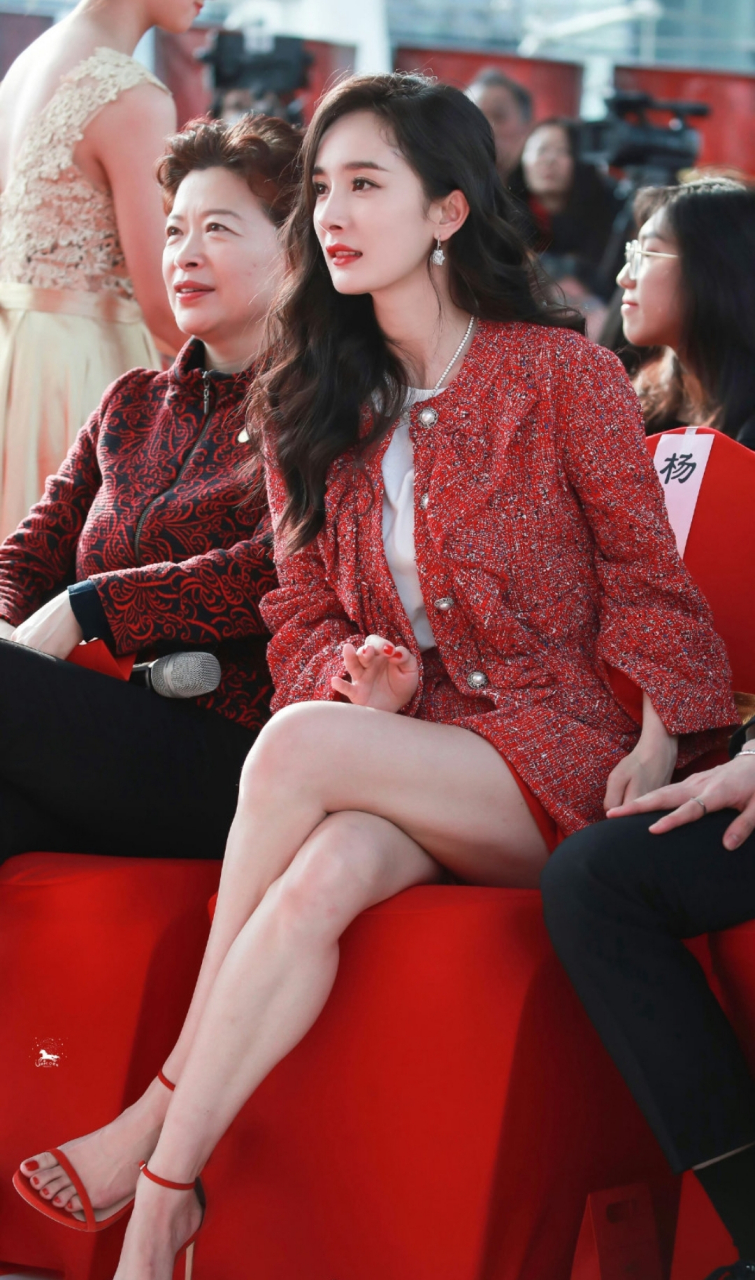 杨幂火红毛衣配性感短裙,瞬间变身冬日女神!