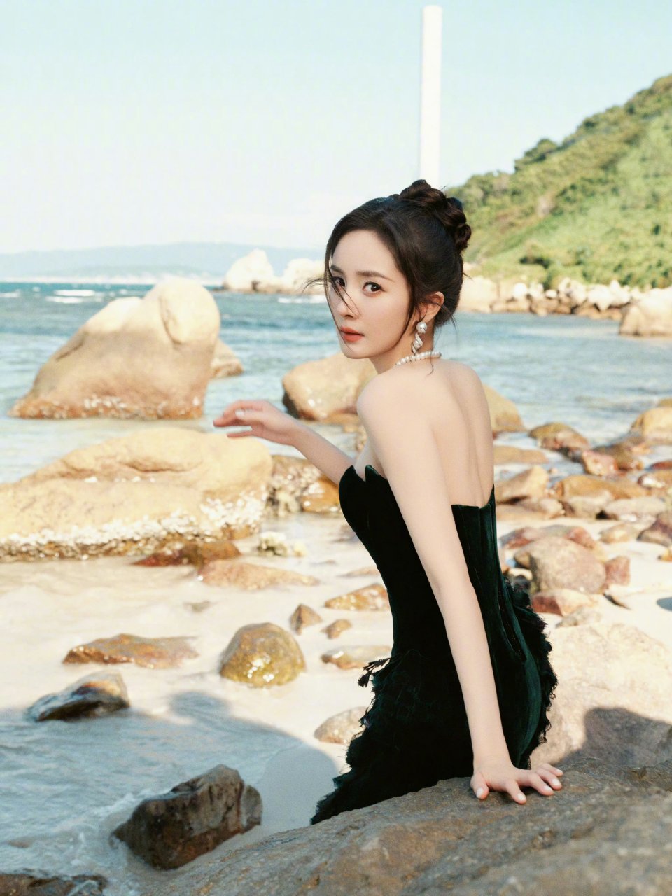 "95杨幂,身穿一身黑金相间的连衣裙,在阳光下熠熠生辉,就像一颗璀璨