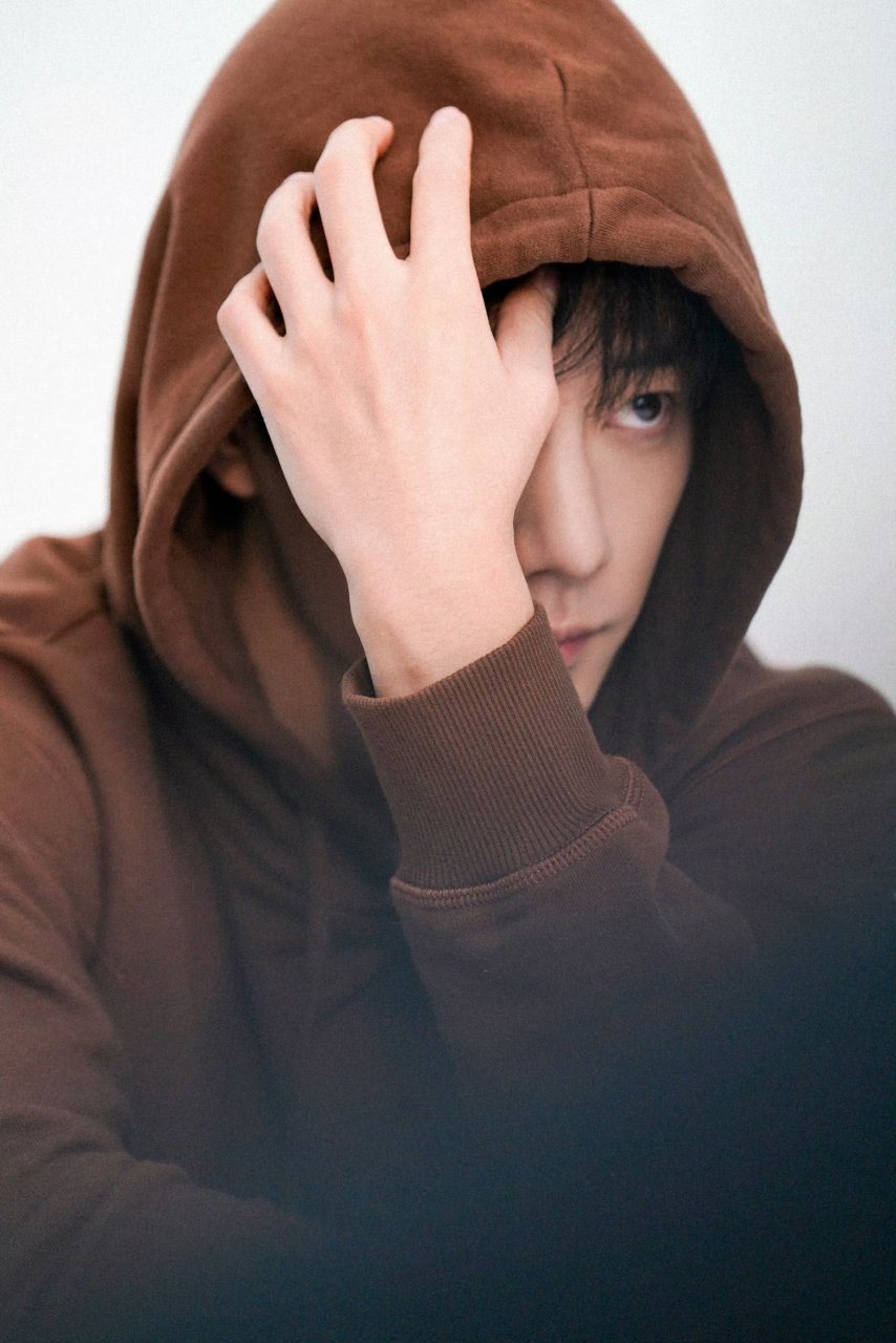 棕色卫衣搭配空气刘海,肖战这忧郁气质让人心动.