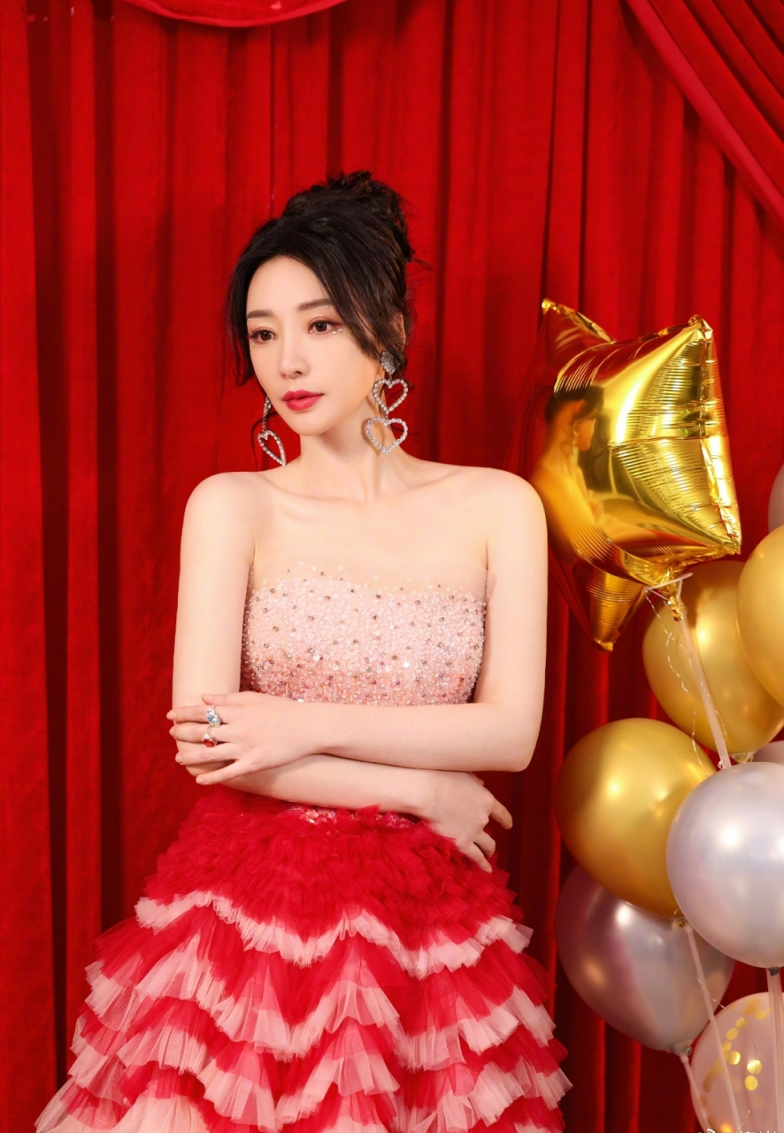 柳岩红裙子的浪漫之旅93  94夏天的风,带着热浪与花香,而一条红色