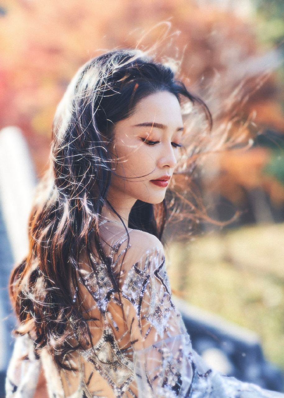 95优雅女神李沁降临!95  93月光下,她如银色精灵般闪耀.