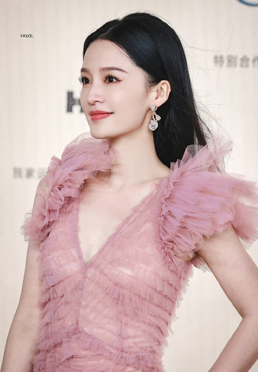 李沁尝试了一次粉色纱裙,感觉整个世界都变得温柔了94.