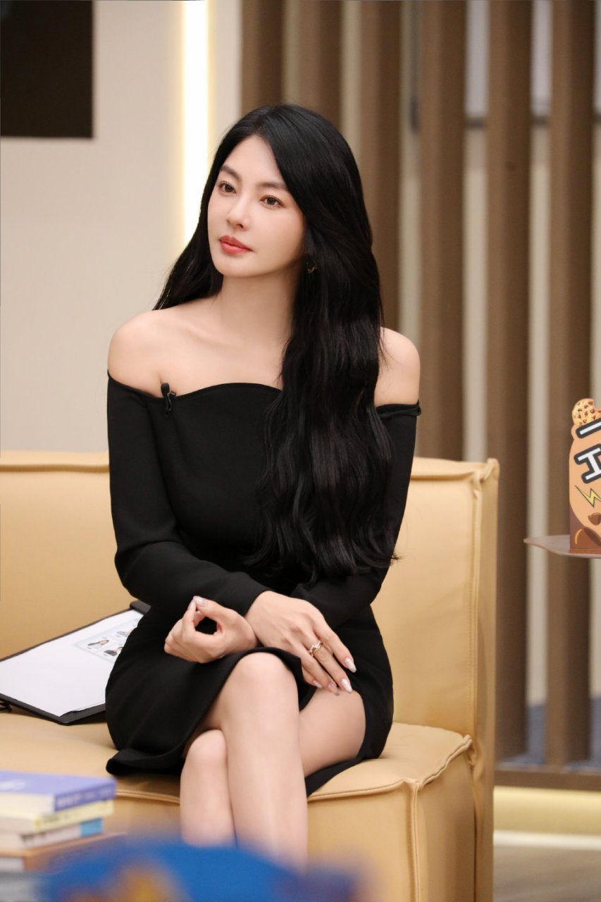 95  94张雨绮坐在沙发上身穿黑色露肩毛衣和灰色格子长裙,95