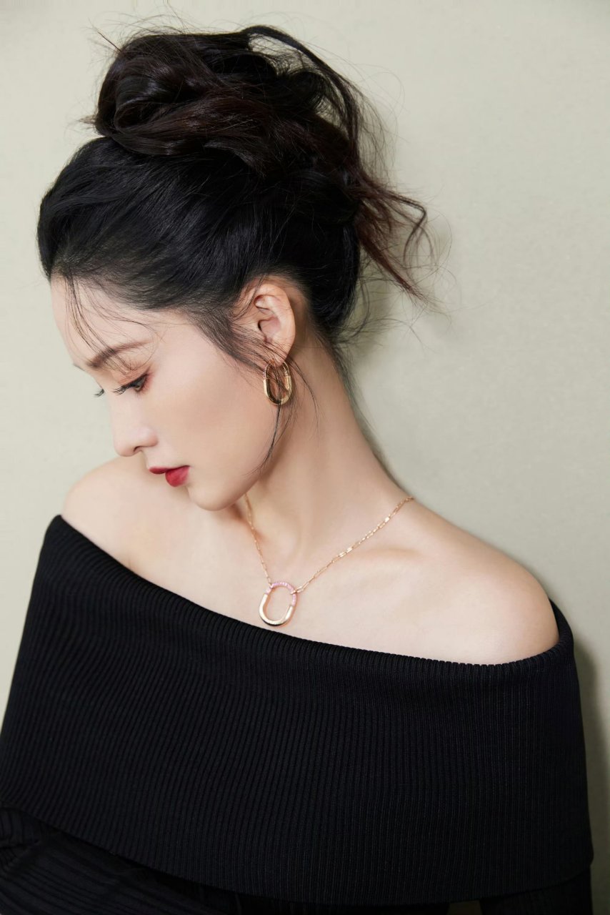 李沁的黑色露肩装,尽显雍容尊贵.