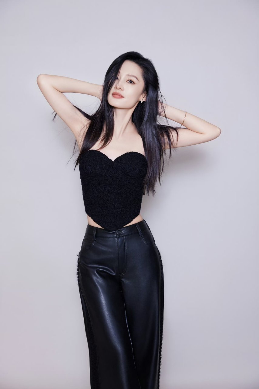 在李沁的黑色皮裤和黑色上衣之间,我看到了时尚与力量的完美结合.