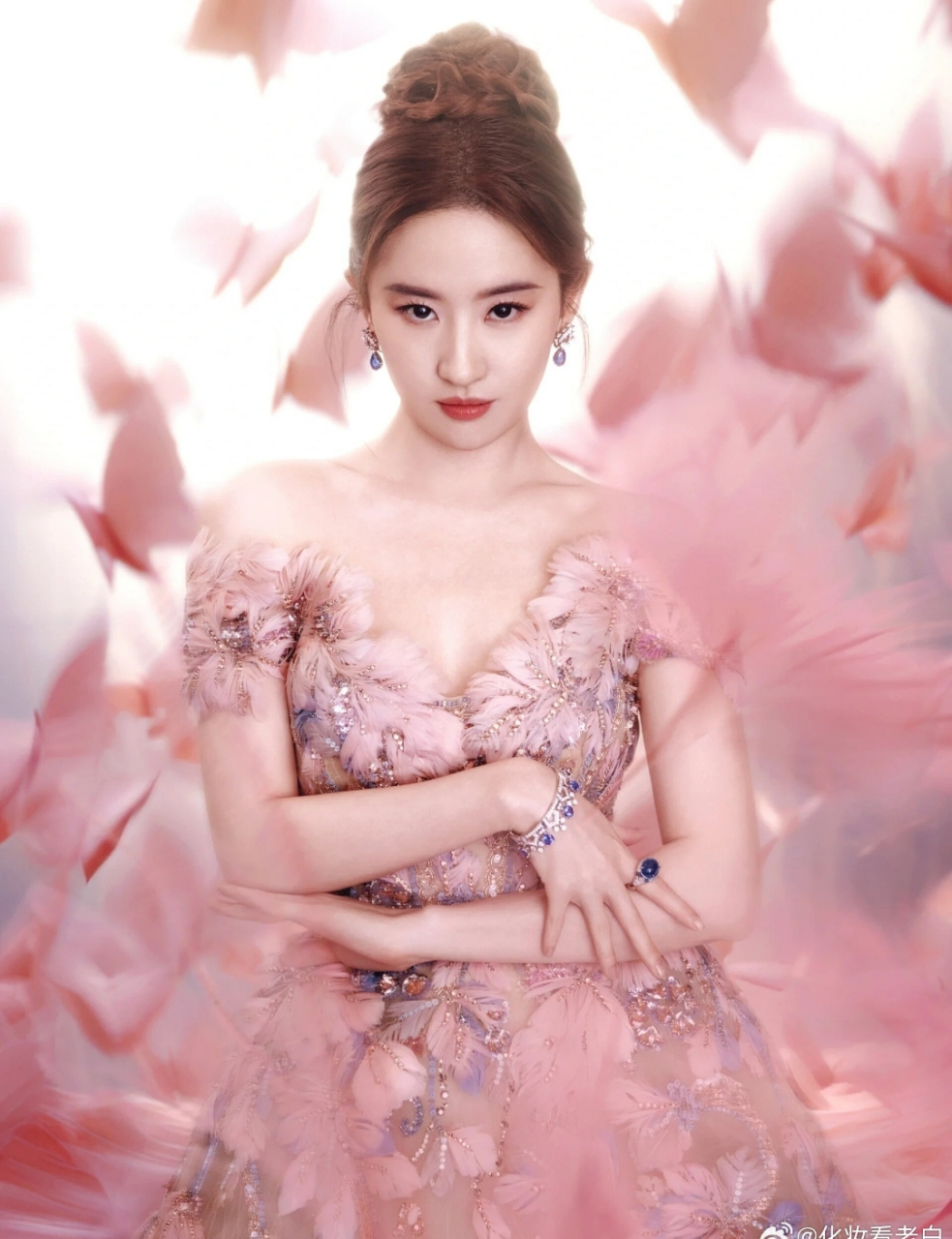 这位身穿粉色长裙的女神,粉色长裙摇曳生姿,正是我们心中的那位刘亦菲