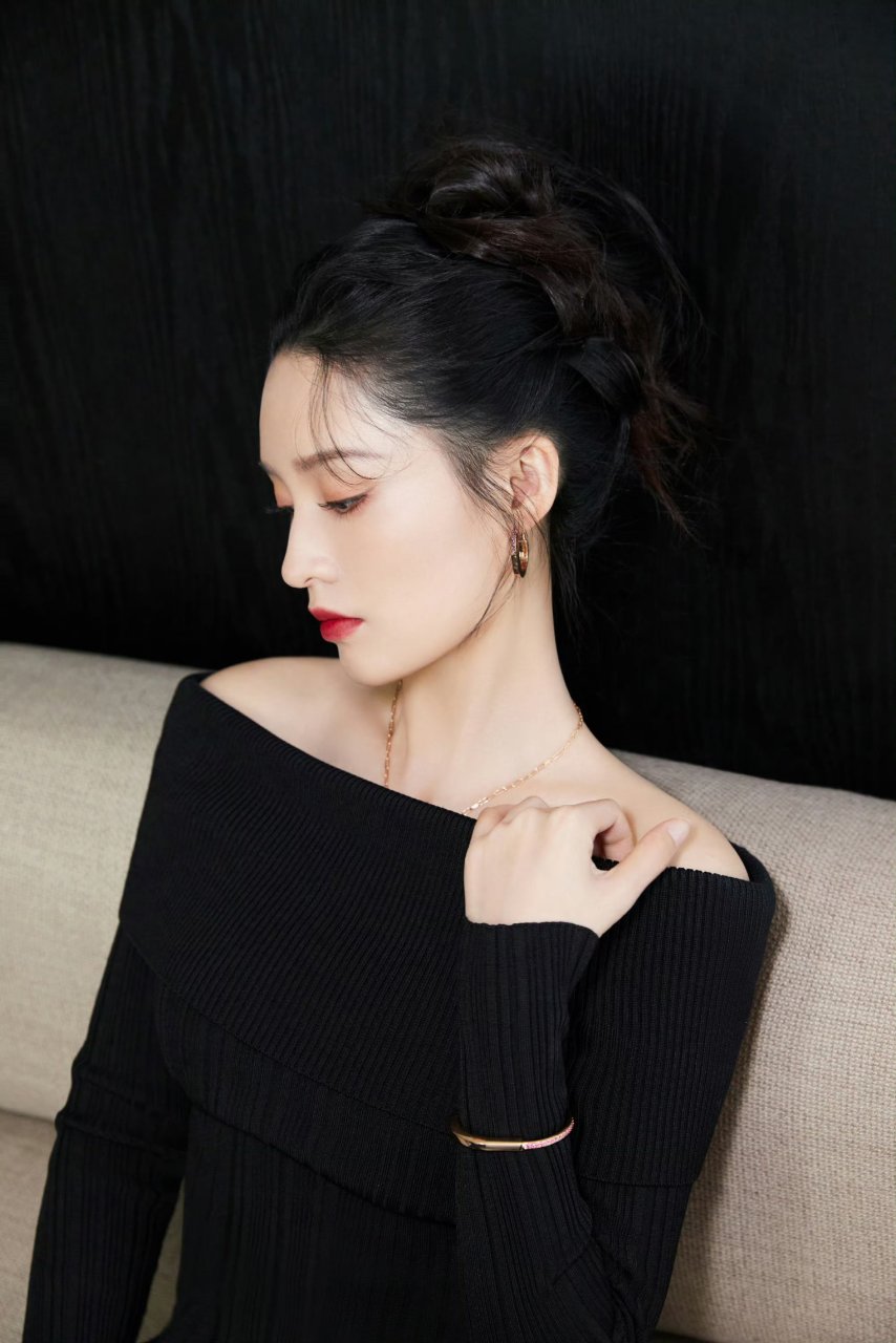 李沁的黑色露肩装,尽显雍容尊贵.