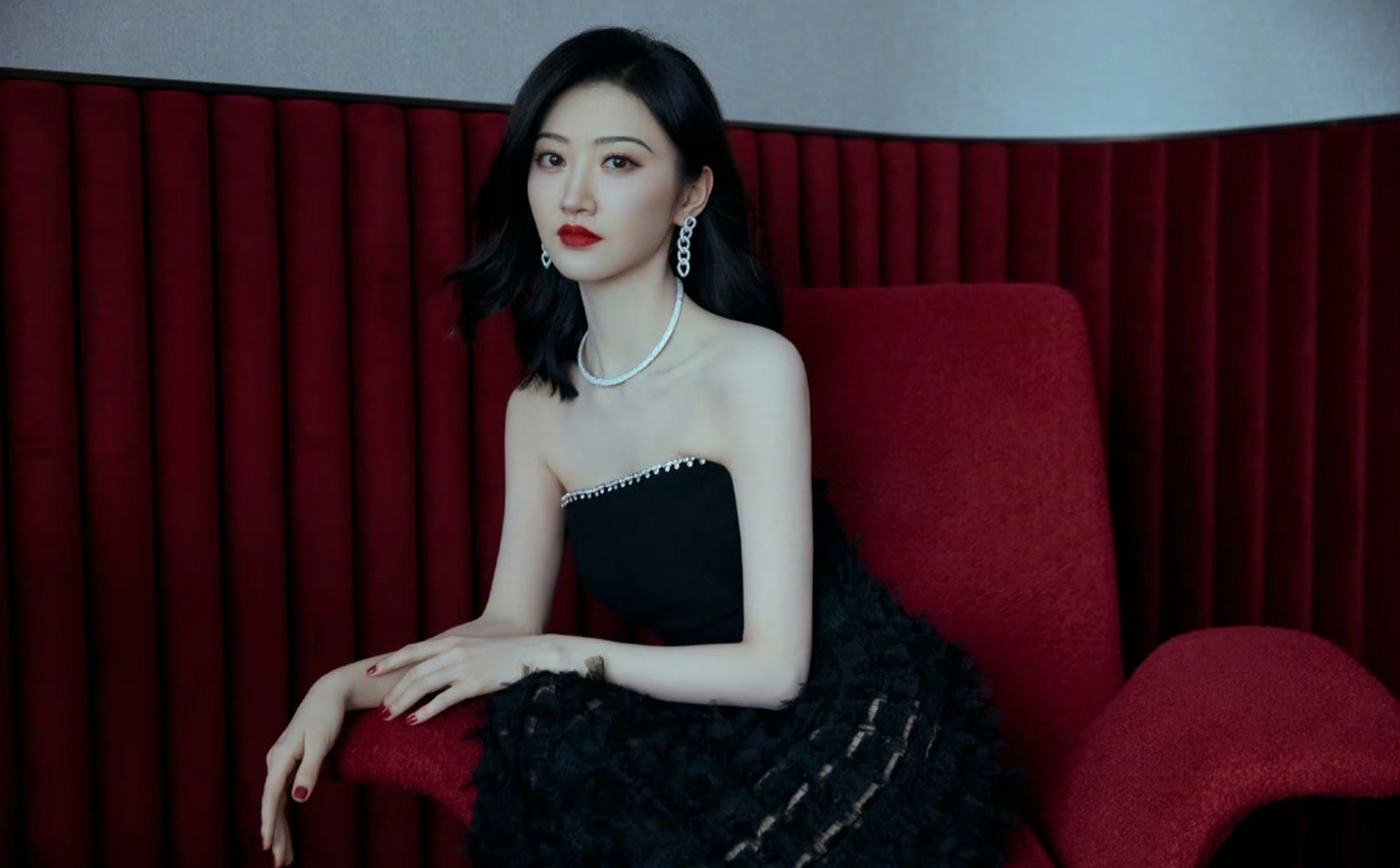 洁白的皮肤配上抹胸长裙进行美女风范.