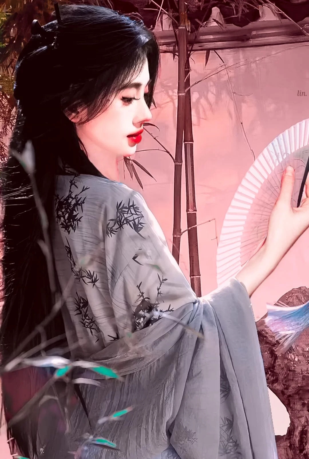 古风美人,一袭蓝衣,手持团扇,巧笑嫣然.