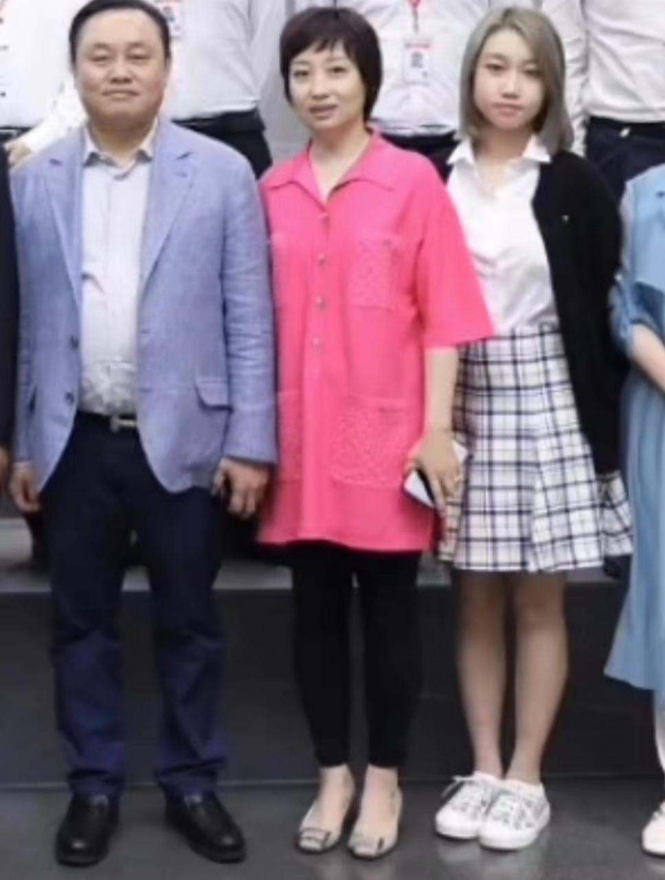 黄光裕和夫人杜鹃一起到广东走访客户,网友发现格子裙的女孩紧随二人