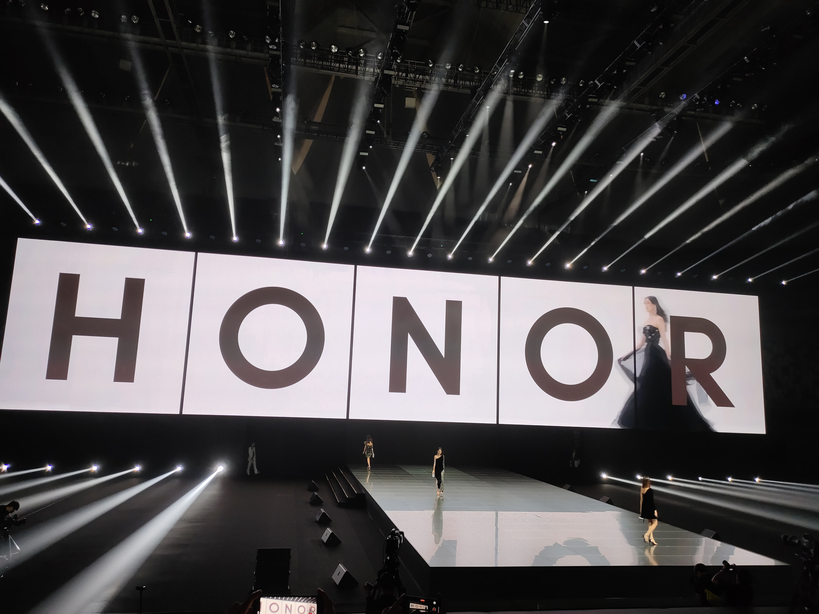 上海,荣耀50系列盛大发布,这是独立后的荣耀,首次举行如此大型的线下