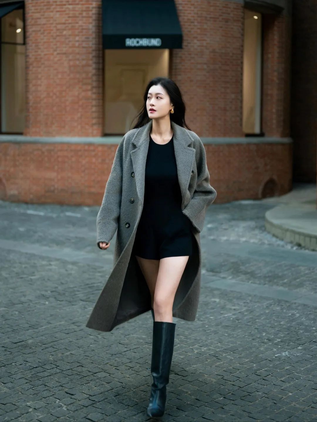 老婆感冒了,吃饭喝水都得端到床前,连上厕所都得小心翼翼地搀着