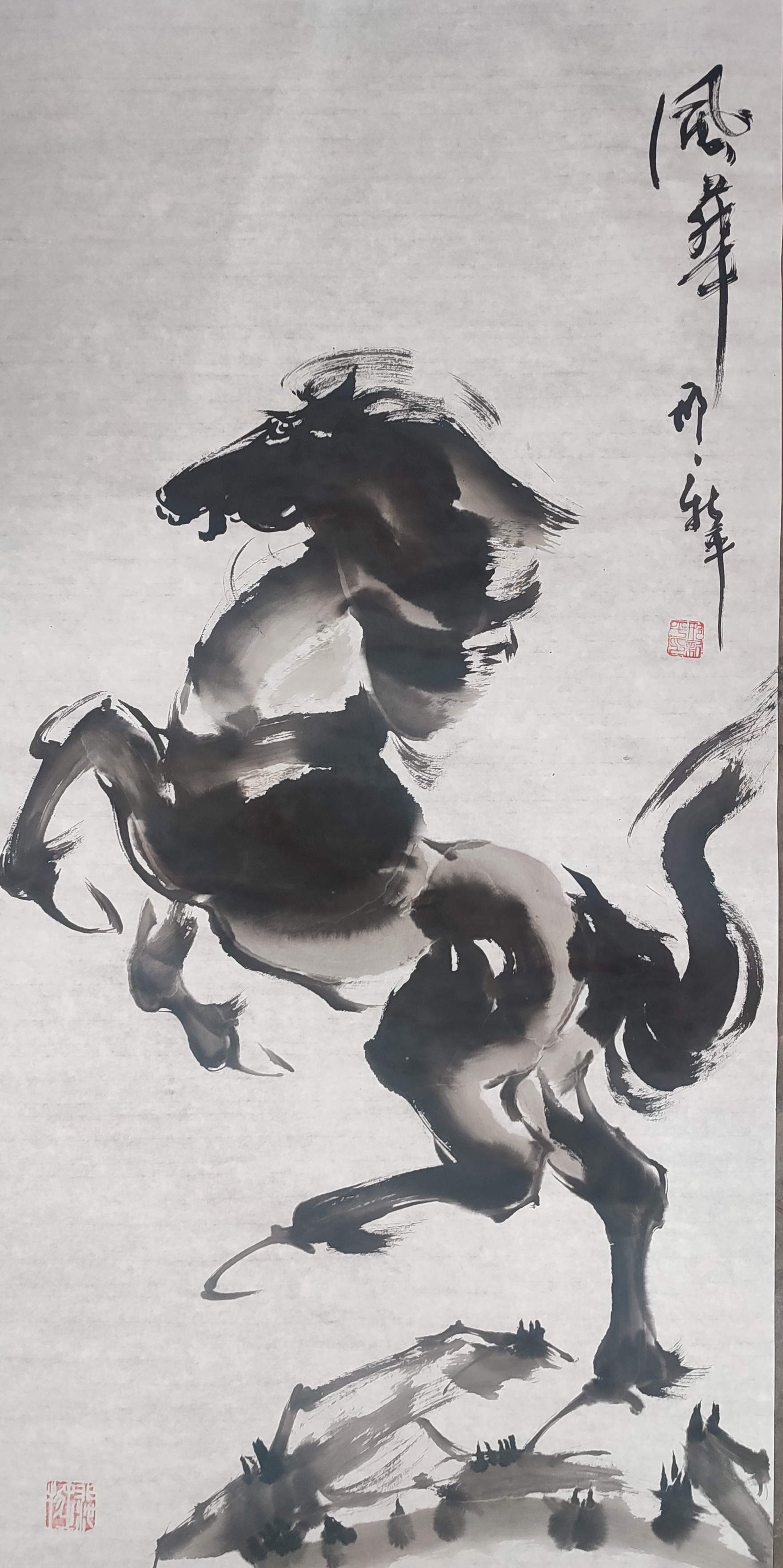 惊艳!水墨画中的奔跑马儿,动感十足!