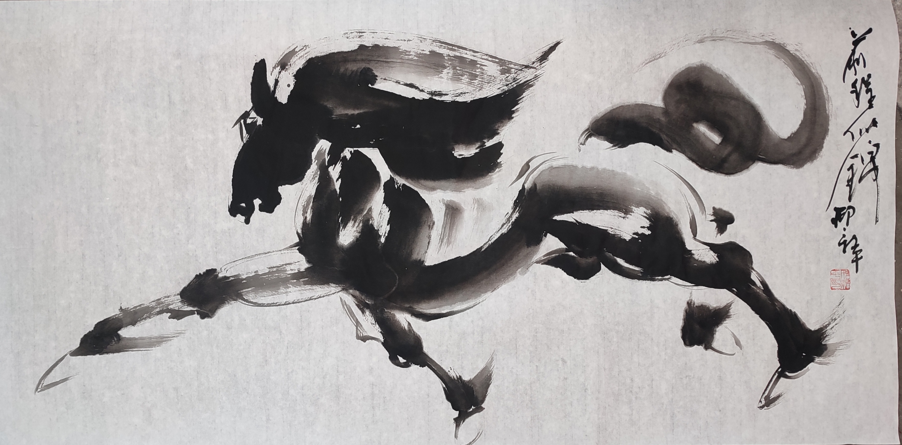 水墨奔腾,白马跃然纸上,似风驰电掣,又似凌空飞燕.
