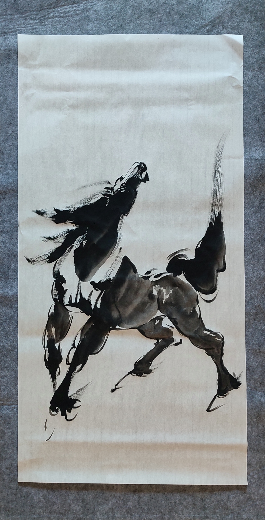 这匹马画得太有感觉了,奔腾在纸上的不只是骏马,还有艺术家的灵魂!