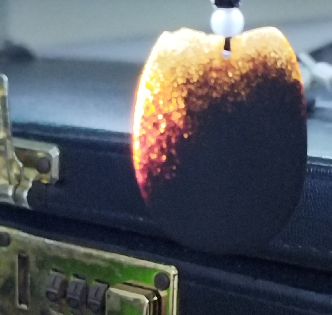 祖传挂件一一野生犀牛角,灯光下还有血浸.