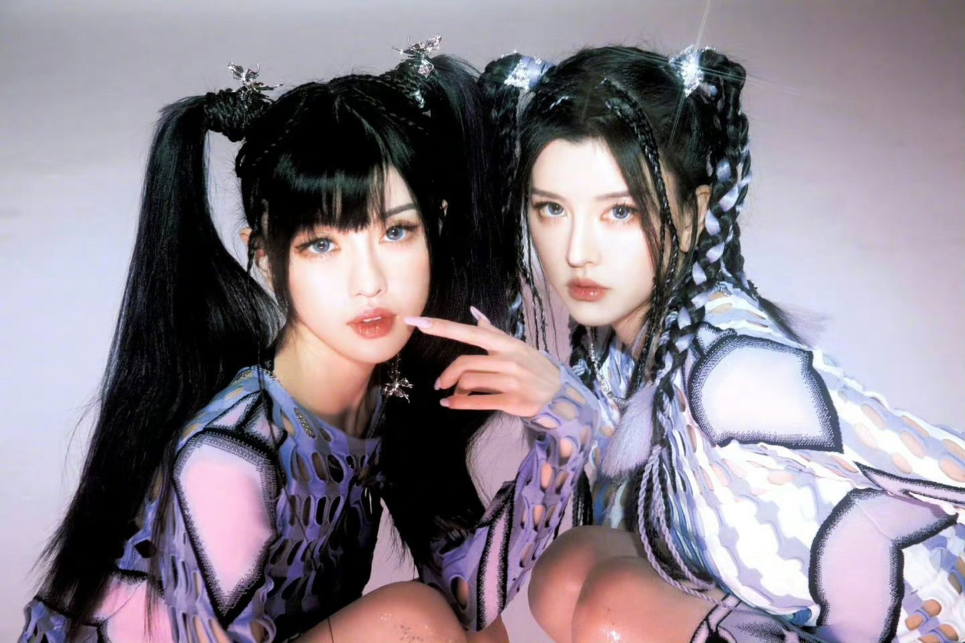 by2两姐妹最新造型释出,双马尾多辫透着一股可爱的氛围,怪不得"雷神之