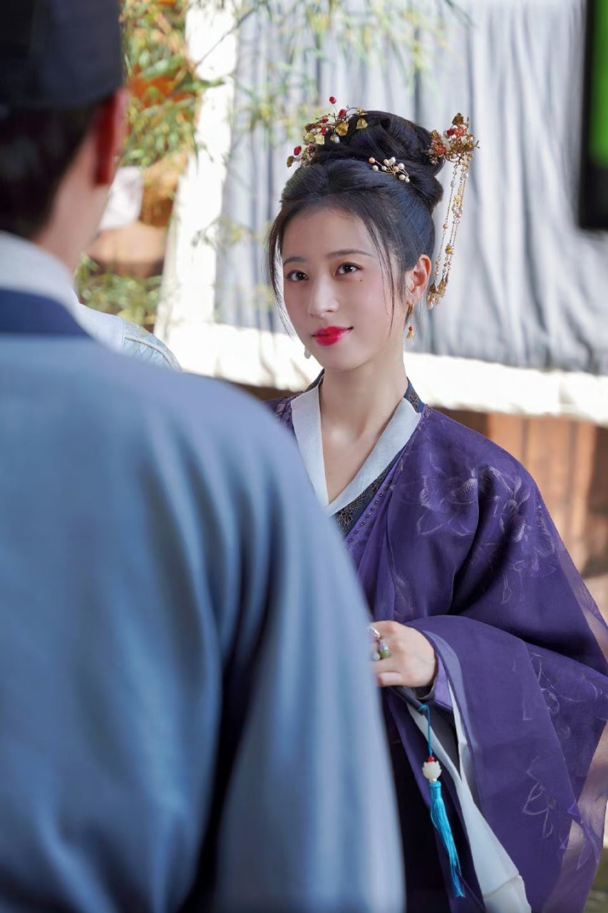 周雨彤好适合古装,婀娜多姿,气若幽兰.