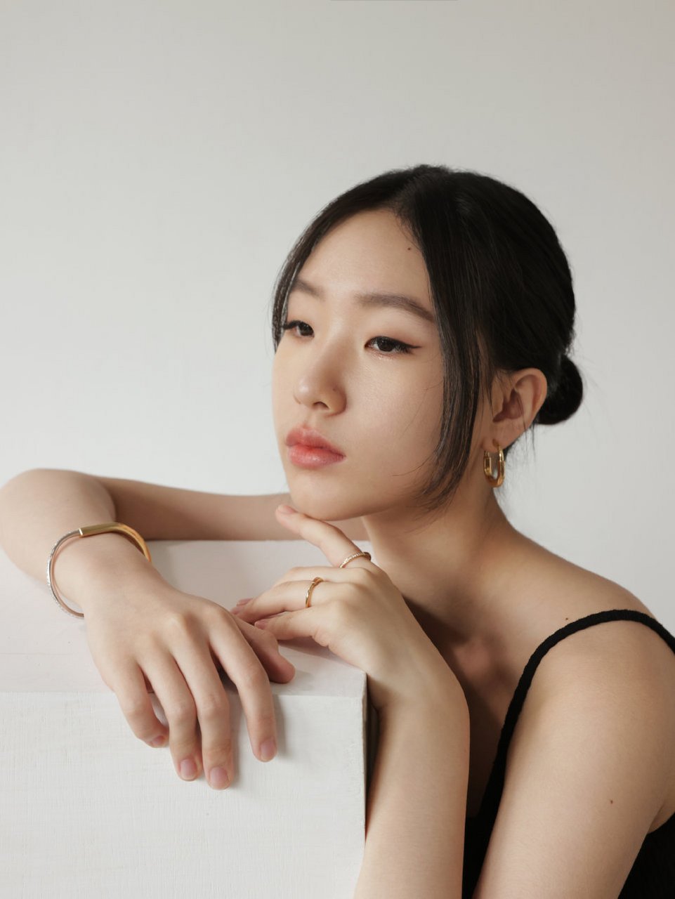 小s大女儿elly最新品牌照释出,丸子头黑带点尽显青春靓丽,果然是少女