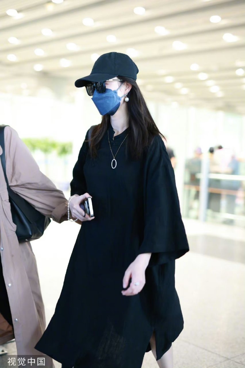 倪妮现身机场,黑色私服看着十分神秘,瞬间感觉到拽姐的气场好大.