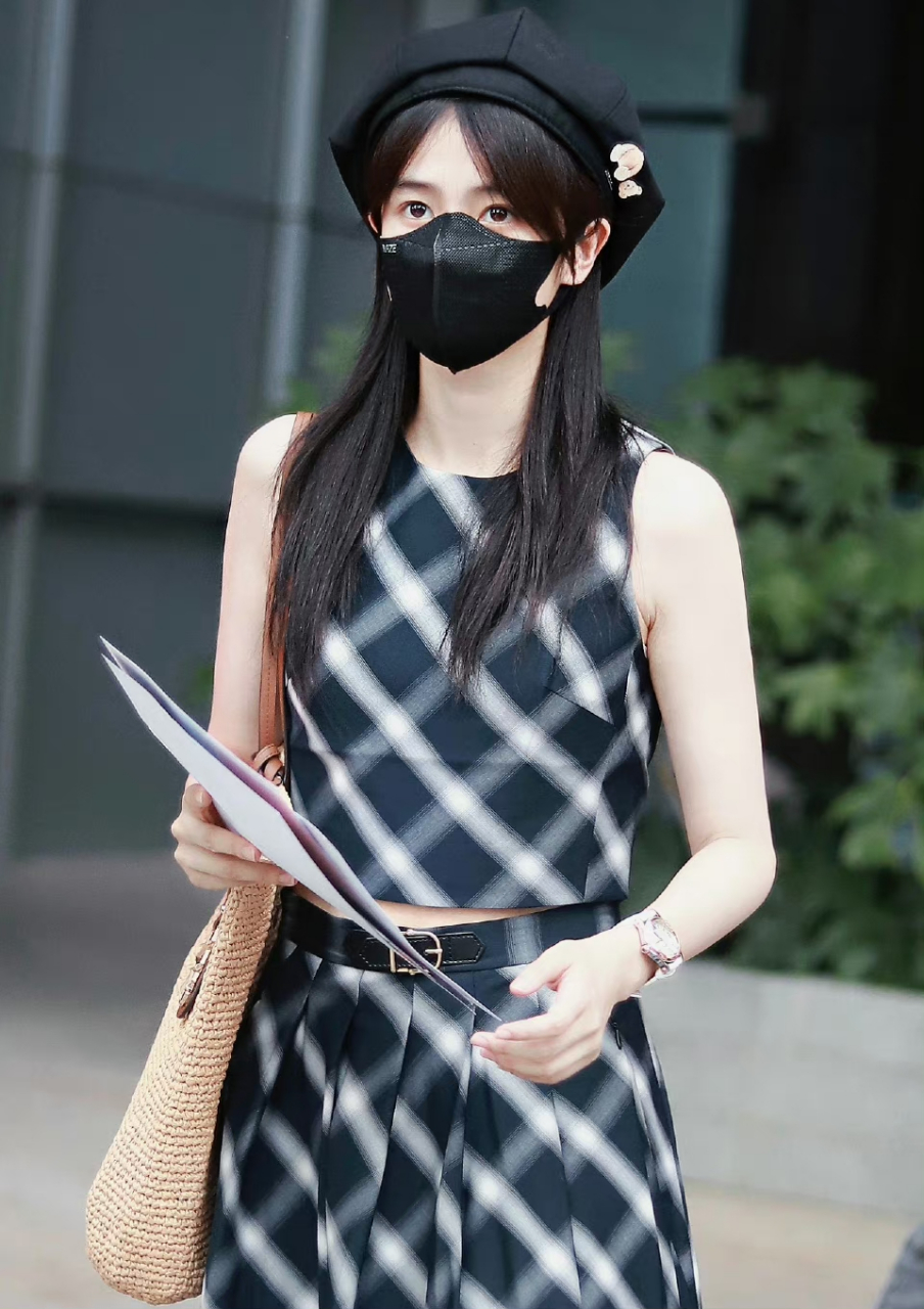 白鹿私服释出,身着格子长裙戴着贝雷帽,身材修长肤色白皙细腻.